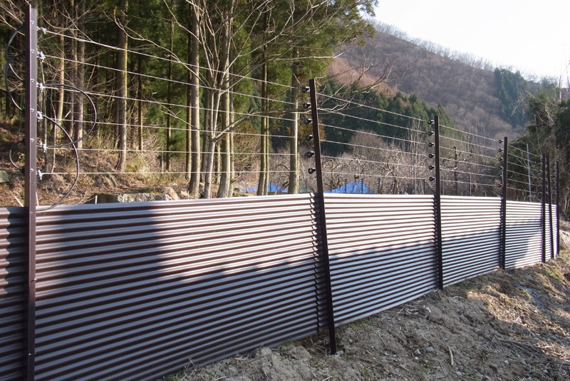 トタン＋電気柵のフェンス例2